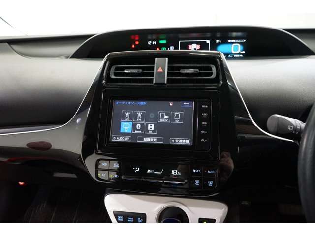 純正ナビ装備！CD/DVD/Bluetooth対応◎各種エンタテインメントが快適なドライブを盛り上げます。また、オートエアコンを装備しているので設定した温度で車内の温度調整を自動で行ってくれ快適です♪