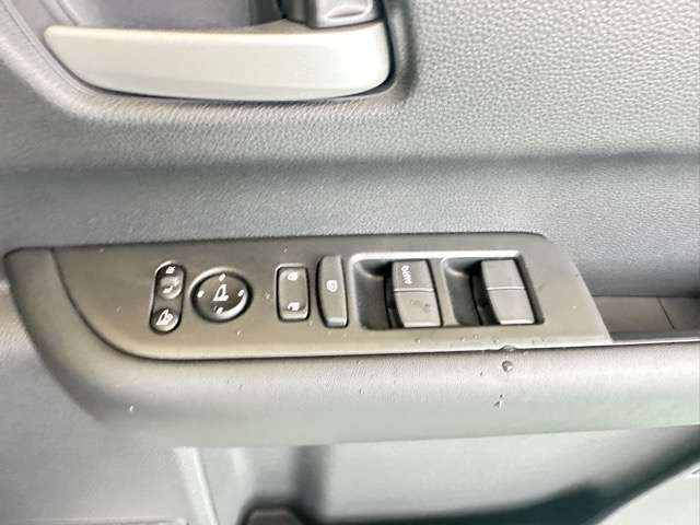 ★カーナビ本体￥49,000円～工賃￥17,000円（取付キット等含む）で取付できます。お客様に必要なカーナビも、当店取り扱いカーナビ10種類の中からご提案いたします！