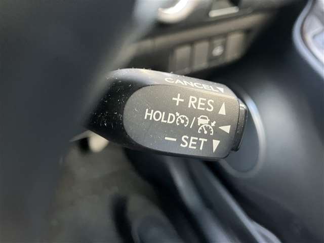 クルーズコントロールスイッチです。前方の自動車との車間距離を自動で保ち追尾します。