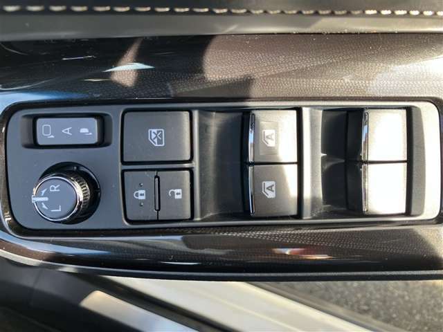 パワーウインドウスイッチです。