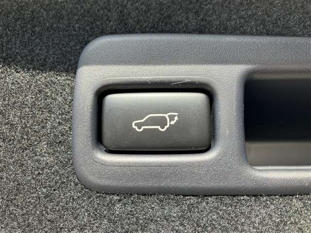 バックドアはボタンで簡単に開閉できます。