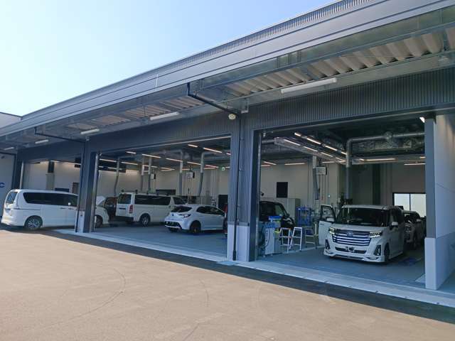 寝屋川店は整備工場完備です。保証修理から車検整備まで様々なメンテナンスが受けられます。