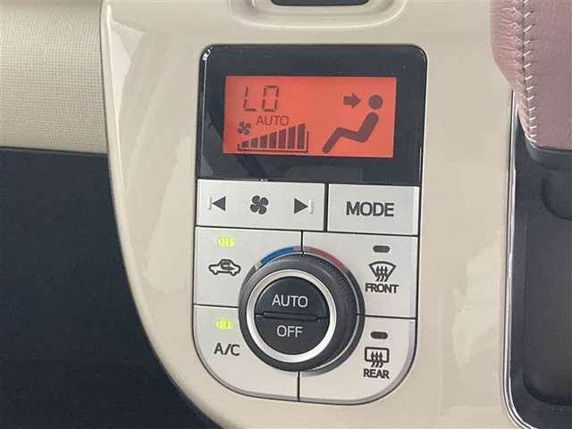オートエアコンは温度を設定するだけで、自動で風量などを設定してくれます。運転しながら操作も必要ないので、安全性も向上します。