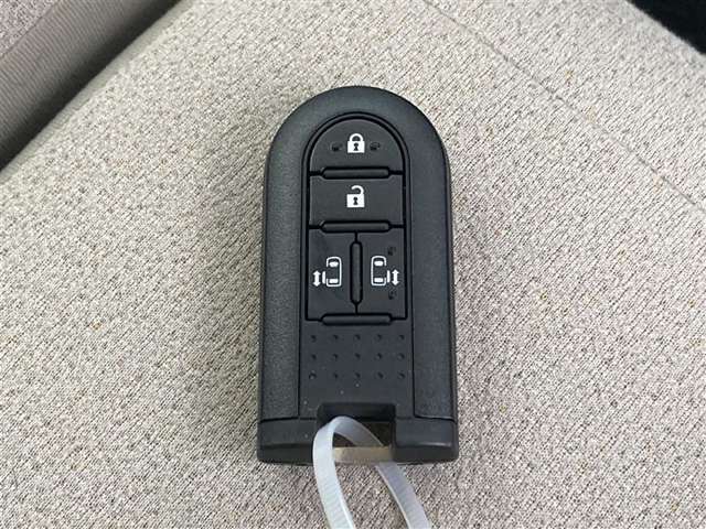 ドアの開閉時、両手が荷物で塞がっている時はキーレスでのカギの解除が大変ですよね。スマートキーはポケットやバッグに入れておけば、ノブに触れただけでロックの解除が可能です。とても便利な機能です。