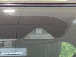 【エマージェンシーブレーキ】走行中に前方の車両等を認識し、衝突しそうな時は警報とブレーキで衝突回避と被害軽減をアシスト。より安全にドライブをお楽しみいただけます。