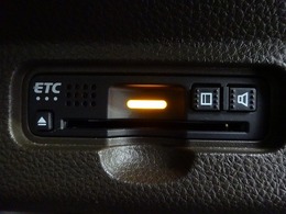 デザインスッキリのビルトイン『ETC』！高速道路の特典はもちろん、キャッシュレスなので料金所では徐行するだけで通過可能です！