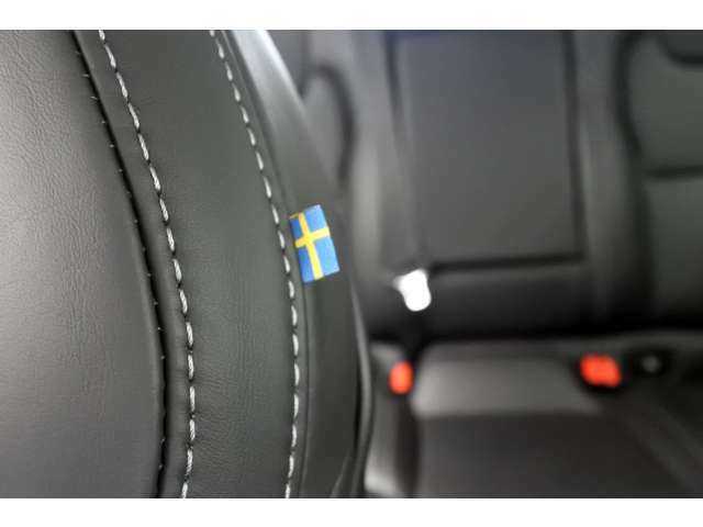 個性的なステッチ入りの本革シートの運転席サイドには、スウェーデン国旗タグが施されております
