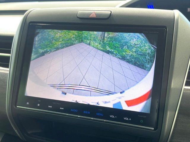 【バックカメラ】駐車時に後方がリアルタイム映像で確認できます。大型商業施設や立体駐車場での駐車時や、夜間のバック時に大活躍！運転スキルに関わらず、今や必須となった装備のひとつです！