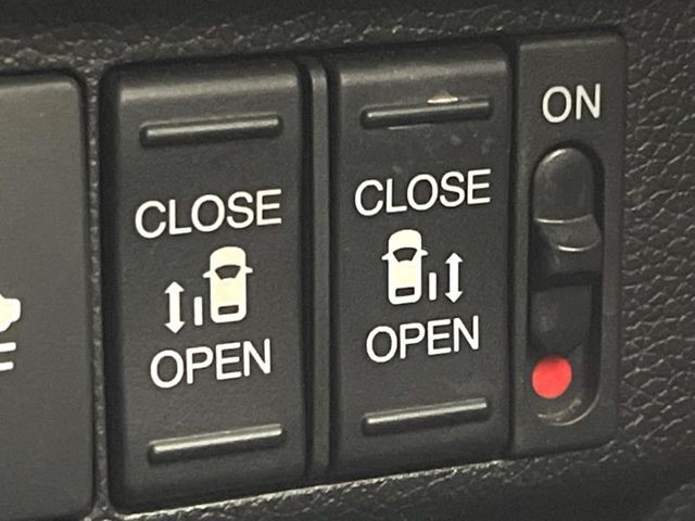【両側パワースライドドア】スマートキーや運転席のスイッチで後席両側スライドドアの開閉が可能♪電動だから力を入れてドアを開ける必要が無く、小さなお子様でも簡単に開け閉めでき快適です♪