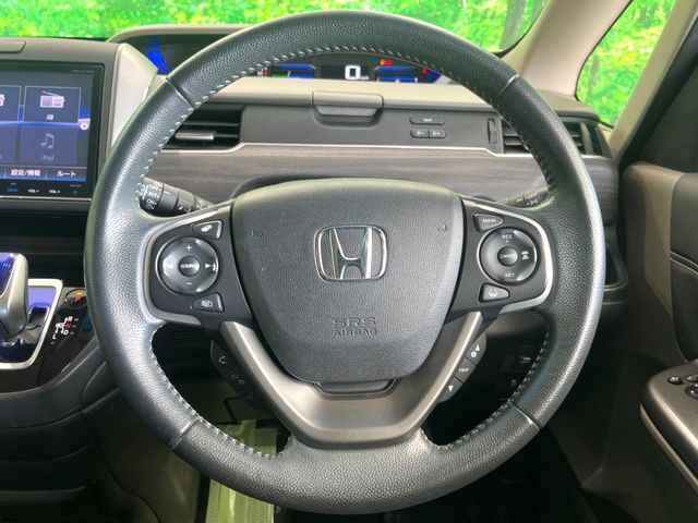 【純正革巻きステアリング】上質な革を使用することで、手にしっかり馴染みとても運転しやすいハンドルです♪