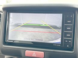 【バックカメラ】駐車時に後方がリアルタイム映像で確認できます。大型商業施設や立体駐車場での駐車時や、夜間のバック時に大活躍！運転スキルに関わらず、今や必須となった装備のひとつです！
