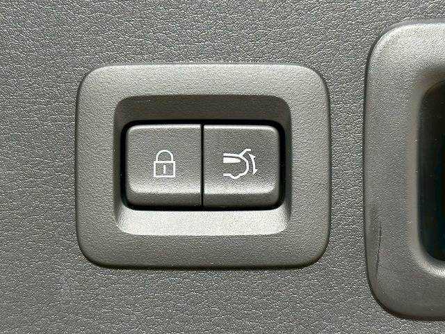 【パワーバックドア】荷物を持ちながらでも簡単にリアゲートを開閉できる高級装備の1つです。