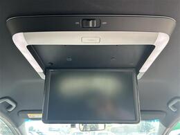 【リア席モニター（フリップダウンモニター）】後部座席からも、DVDや映画、ライブ映像、YouTube動画など様々な動画が楽しめ、ドライブが退屈しません！