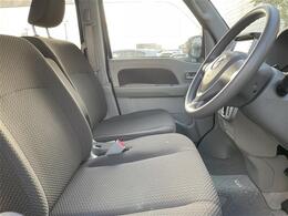 【運転席】座り心地が良いシートなので長時間の運転でも快適にお過ごしいただけます。新品のフロアマットのご注文も可能です。掲載箇所以外にご希望の写真がございましたらお気軽にお問い合わせ下さい。