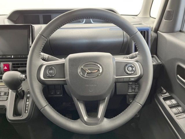 インテリアに合わせたデザインのステアリングは、運転される方のことも考え、運転しやすい形状、大きさです。是非一度、実際に触ってお確かめください。