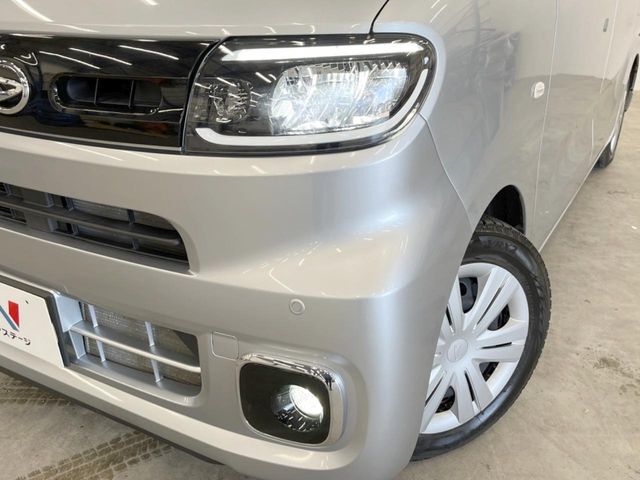 【LEDヘッドライト】悪天候や夜間走行時も良好な視界を確保し安心して運転できる高輝度LEDヘッドライトを装備！点灯速度が早く、消費電力も抑えられています。