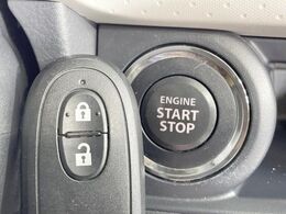 【インテリジェントキー】カバンやポケットに入れたままでもドアの施錠・解錠が可能なスマートキーを装備。エンジンのオン・オフ時もカギを取り出す必要が無いからとっても便利です♪