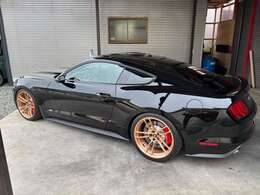 KICKERオーディオ　社外20インチアルミ　車高調　フォードパフォーマンスbremboブレーキKIT