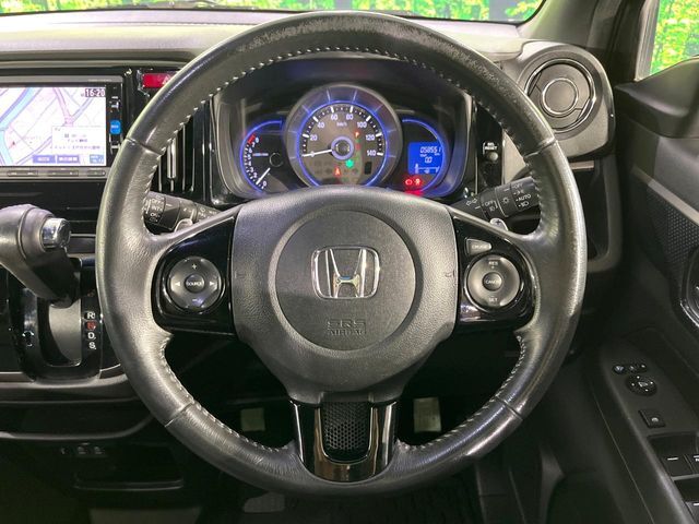 【ステアリングスイッチ】運転中、前方から目線をそらすことなく、オーディオ等の操作が可能な便利機能！安心＆快適なドライブを演出してくれます♪