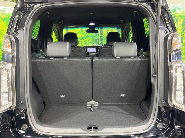 普段のお買い物や通勤、送迎等に十分な荷室スペースを確保しております。セカンドシートを倒すと、大きな荷物の積載も可能です♪