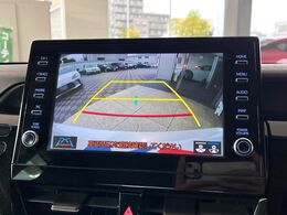 【バックカメラ】駐車時に後方がリアルタイム映像で確認できます。大型商業施設や立体駐車場での駐車時や、夜間のバック時に大活躍！運転スキルに関わらず、今や必須となった装備のひとつです！