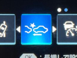 【プリクラッシュセーフティ】前方の車両等を検知し、衝突しそうな時は警報で注意を促し、ブレーキを踏む力をサポート。ブレーキを踏めなかった場合は衝突被害軽減ブレーキが作動、衝突回避をサポートします。