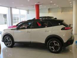 プジョー独特の小径ステアリングホイール。スポーティなインテリア。機敏性・走行性能に優れ毎日のカーライフを快適に。