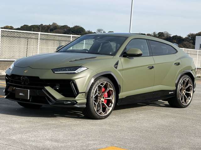 特別仕様となるオプションカラー「Verde Turbine」が街中で一際目を惹く一台です。