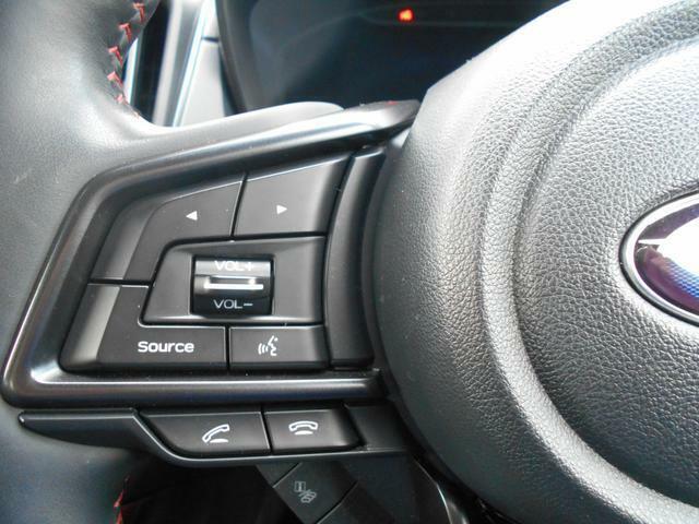 オーディオ関係の操作スイッチです。運転中でも操作しやすいようにデザインと配置に拘っております。