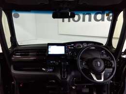 爽快な前方視界を是非、体感！また、形状を進化させたフロントピラーなどにより、安心感のある斜め前方の視界です。