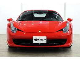 オプションとして，カーボンエンジンカバー，室内ロアゾーン＋カーボンドア内張，カーボンステアリング，LEDステアリング，カーボンダッシュボード，カーボンセンターブリッジ，カーボンリアディフューザー