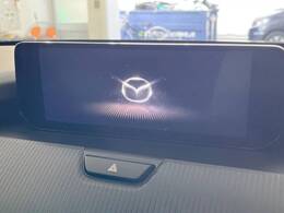 【10.25インチマツダコネクト】車内の雰囲気にマッチした大型ディスプレイ。スマホ接続でのナビ使用やBluetooth再生等、様々な機能が楽しめます。直感的なダイヤル操作が可能で、使い勝手も良好です。