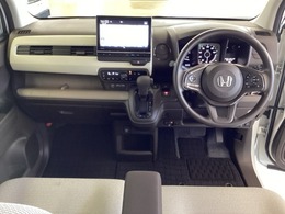 車内は光触媒抗菌消臭施工済です。インパネ周りはスタイリッシュなデザインで機能や装備も充実しています。グローブボックスやカップホルダーのほかにトレーなどたくさんの収納スペースが付いています。