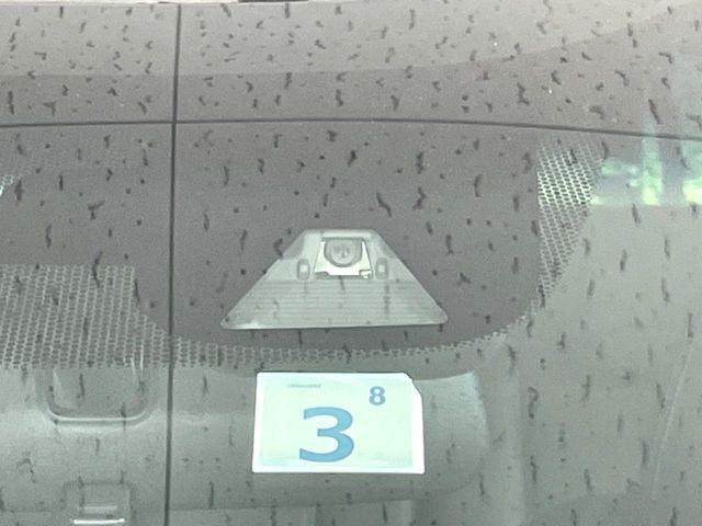 【ホンダセンシング】走行中に前方の車両等を認識し、衝突しそうな時は警報とブレーキで衝突回避と被害軽減をアシスト。より安全にドライブをお楽しみいただけます。
