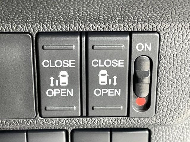 【両側パワースライドドア】スマートキーや運転席のスイッチで後席両側スライドドアの開閉が可能♪電動だから力を入れてドアを開ける必要が無く、小さなお子様でも簡単に開け閉めでき快適です♪