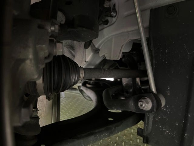 お車を安心してお乗りいただく為には、足回りの定期点検が欠かせません。サービスサポート（有償保証）では無料点検もご提供しており、安心のカーライフをお過ごしいただけるサポート体制が整っています。