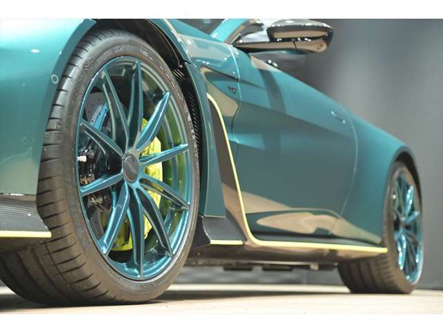 フロントタイヤサイズ【275/35R21】21年製タイヤを装着しております。