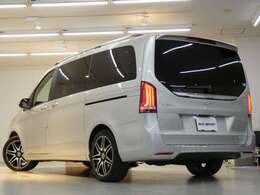 綺麗なブリリアントシルバー！！　安心の右ハンドル＆正規ディーラー車！！　事故歴ありません　Vクラス特有の使用感はとても少なく心地よい禁煙車輌にパノラミックスライディングルーフ＆