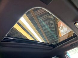 【サンルーフ】開放感たっぷりの希少装備、サンルーフが装着されています！車内に明かりを取り入れたり景色を楽しむ以外にも、車内の空気も簡単に換気できて快適です！