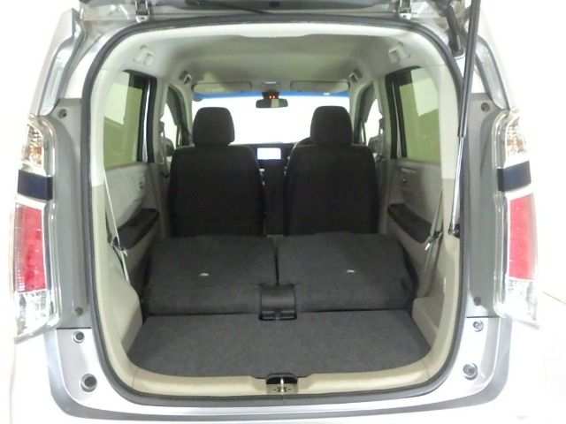リアシートを倒せば広々荷室の出来上がり♪アレンジ次第でさまざまな荷物が積み込めますよ。