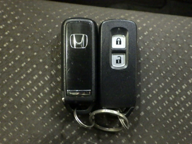 スマートキー付！キーを取り出さなくてもドアロックの施錠・開錠、エンジンの始動が出来ます！雨の日や荷物の多い日にとても便利ですね♪