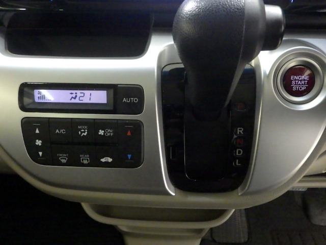 インパネシフトだから視線の移動も少なく足元もスッキリ♪運転席もゆったりしているのでゆとりを持ってドライブできますね！