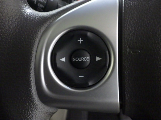 ハンドルにオーディオの操作スイッチが装備されています！視線を前方から外さずハンドルから手を離さずに操作できるのでとっても安全ですね♪