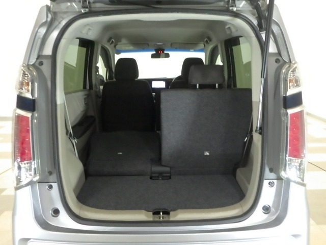 荷物によって片側のみシートを倒して使うことも出来ます！