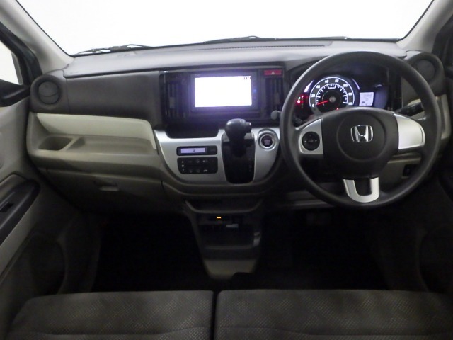 ドライバーを包み込むように、ディスプレーやスイッチ、コンソールを配置。座った瞬間から運転への期待が！空間そのものの心地よさにこだわっています。