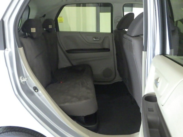 リアシートもゆったり快適に座っていただけますので、後部座席にお乗りの大切な方も楽しくドライブに参加していただけます。