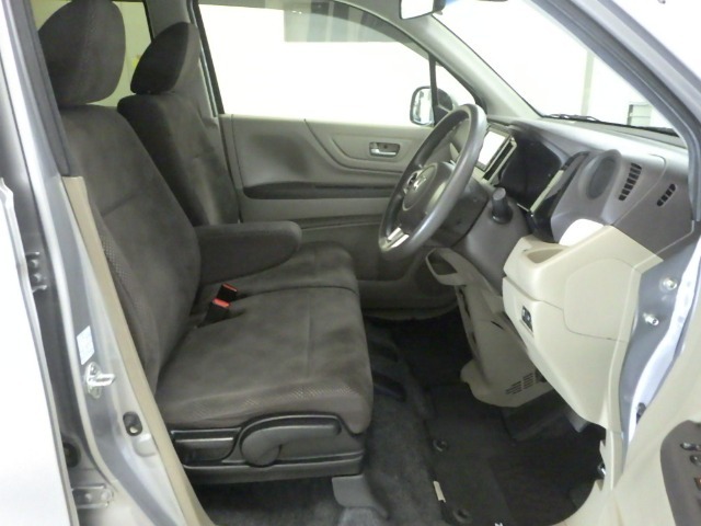 フロントシートはベンチシートタイプ♪　センターには格納式アームレストも付いています！！室内空間は広々で移動も楽々です♪狭い駐車空間など助手席ドアから出たい時にも大変便利ですよ♪