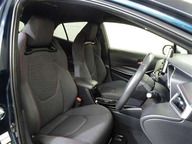 高いホールド性で運転姿勢が安定します。長距離ドライブでも疲れにくいのが魅力です。快適なドライビングライフをお送りください♪