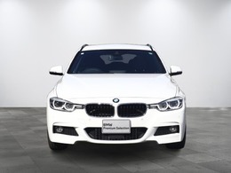 BMWのまさに「顔」ともいえる「キドニー・グリル」は、他の追随を許さない存在感を誇り、「キドニー・グリル」を見かけただけでBMWの風格を感じさせます！！