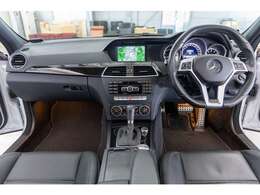 ブラックレザーとアルミ調パネルが織りなす室内空間が、上質な旅の始まりを予感させます。